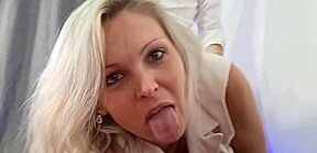 une belle blonde se fait prendre Step son petit cul étroit