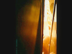 une collegue prend sa douche chez moi